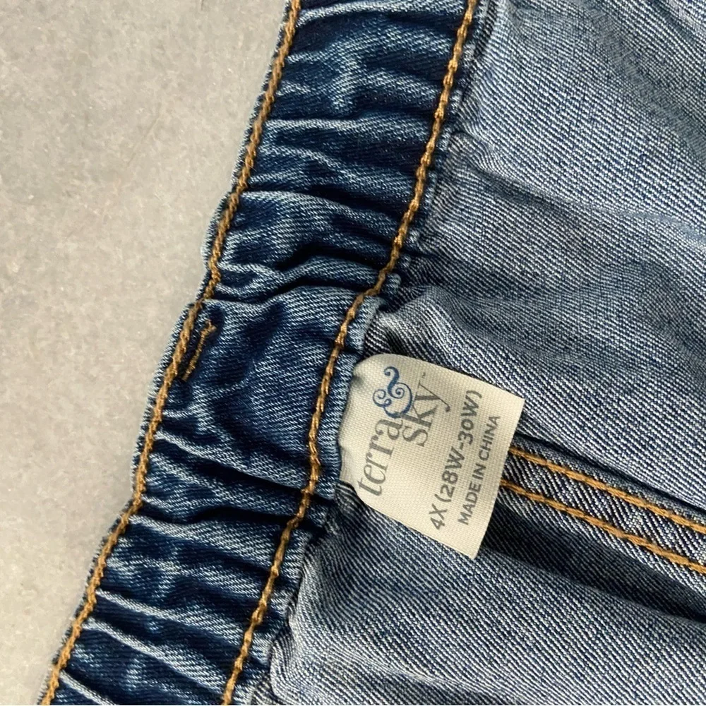 NWT Terra & Sky Size 4X Elastic Back Zip Up Split Hem Med Wash Denim Jean Shorts